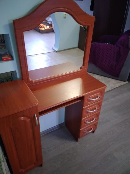 Столик туалетный.