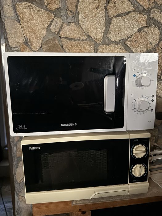 Бяла техника (хладилник, микровълнова и котлон).