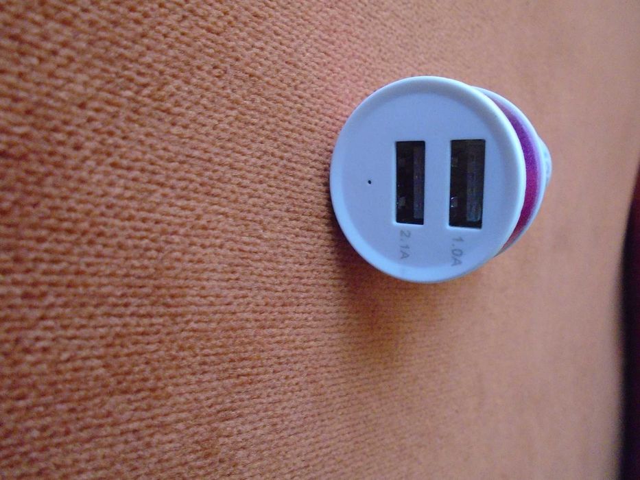 Alimentator auto pentru bricheta masina cu 2 USB ( 2.1 A+ 1.0 A )