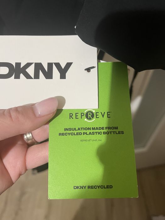 De vanzare Geaca de iarna DKNY noua cu eticheta.