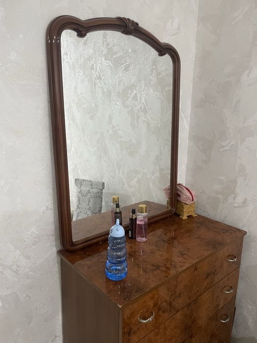 комод с зеркалом