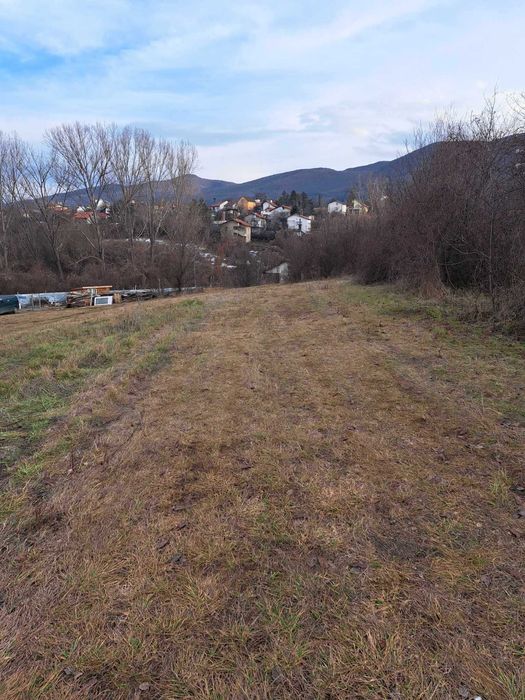 Продавам парцел в с. Лозен