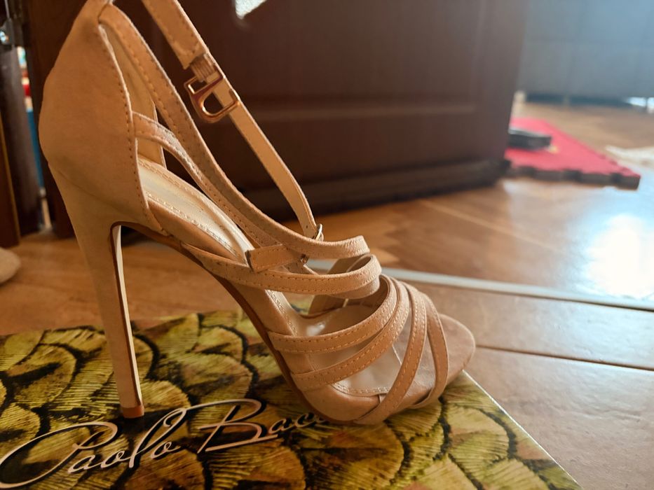 Елегантни нови сандали на висок ток