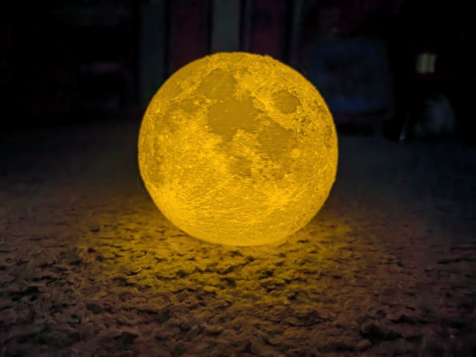 Lampa de noapte Luna, model realist