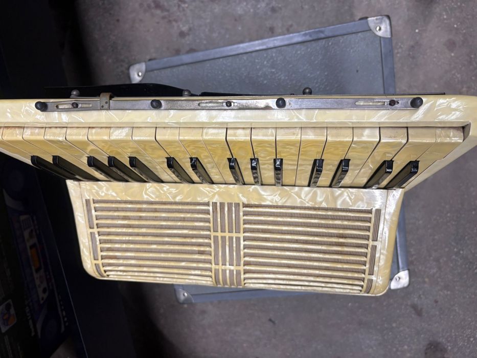 Acordeon Hohner Tango 2B cu 80 de basi