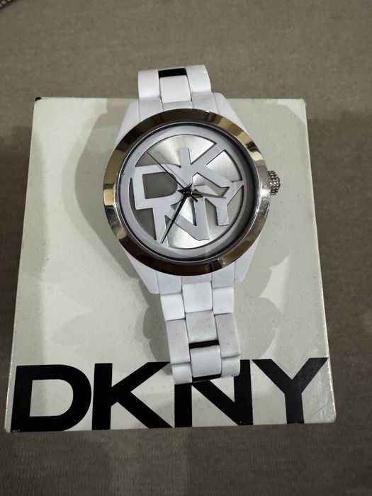 Часовник    DKNY