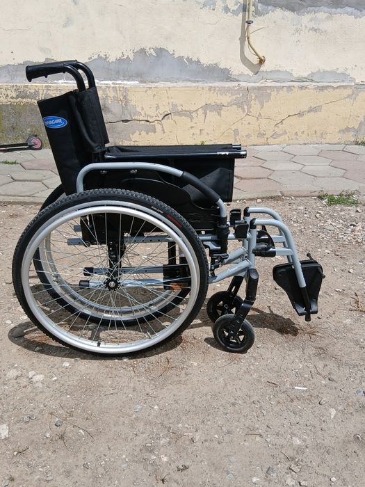 Vând cărucior persoane cu dizabilități