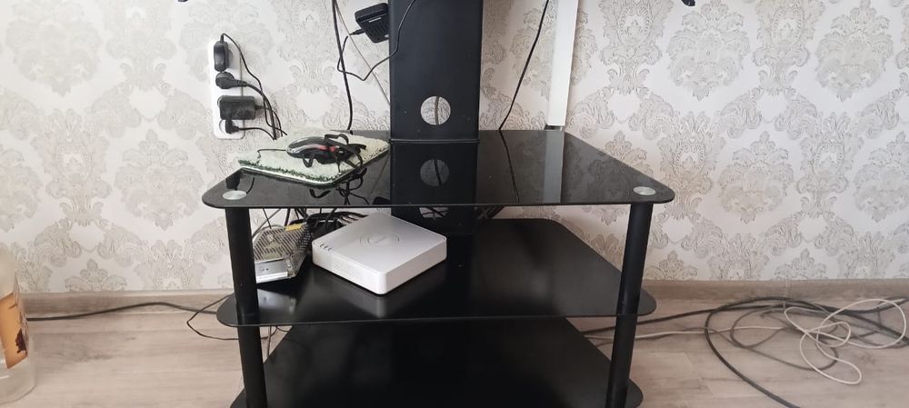 Продам тумбу столик под телевизор