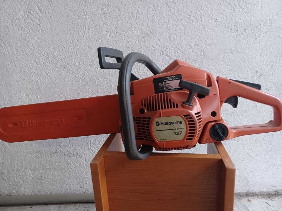 Продавам използвана резачка Husqvarna 137 + верига