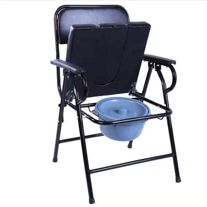 Стул для инвалидов со встроенным горшком, черного цвета.