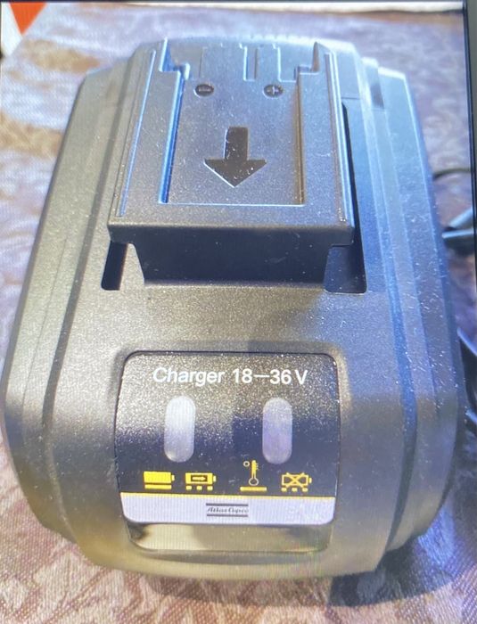 Продавам зарядно с две батерии с голяма и малка на Atlas Copco