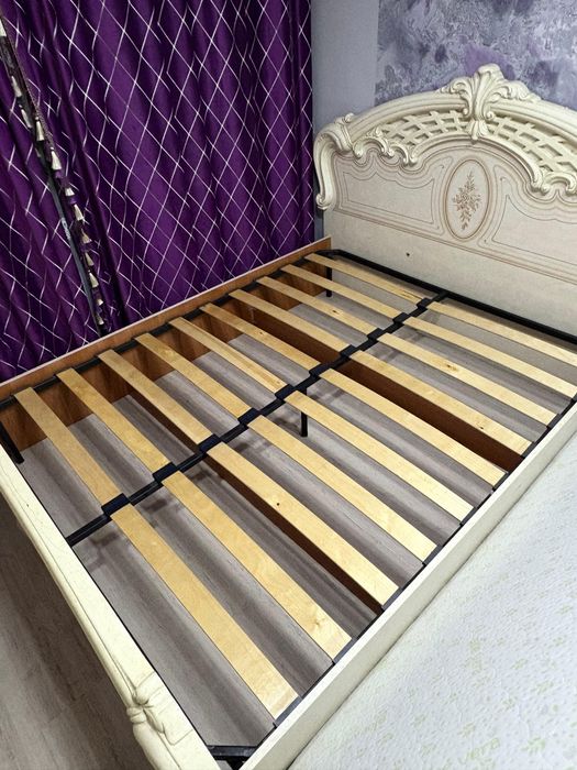 Продам кровать, комод и тумбочки