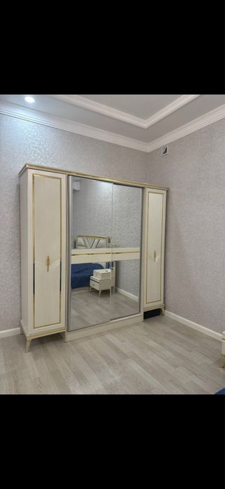 Бежевая спальная мебель