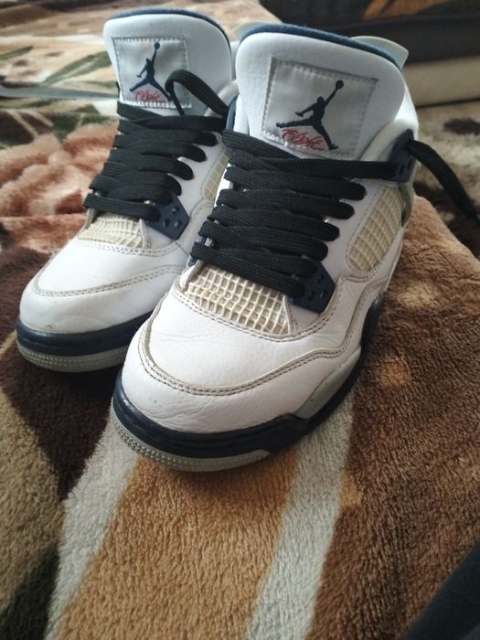 Vand Air Jordan 4 Midnight Navy.