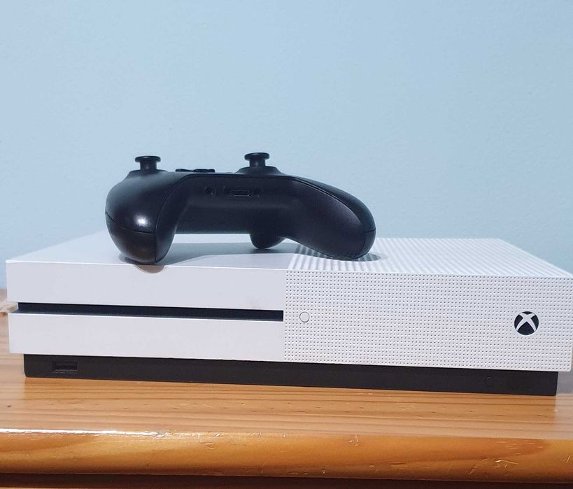 Xbox One S + controller + jocuri – stare foarte bună