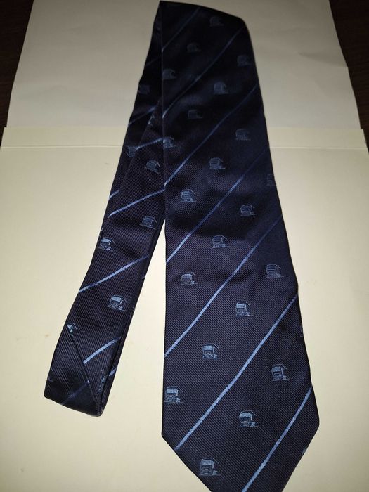 Вратовръзка с камиони