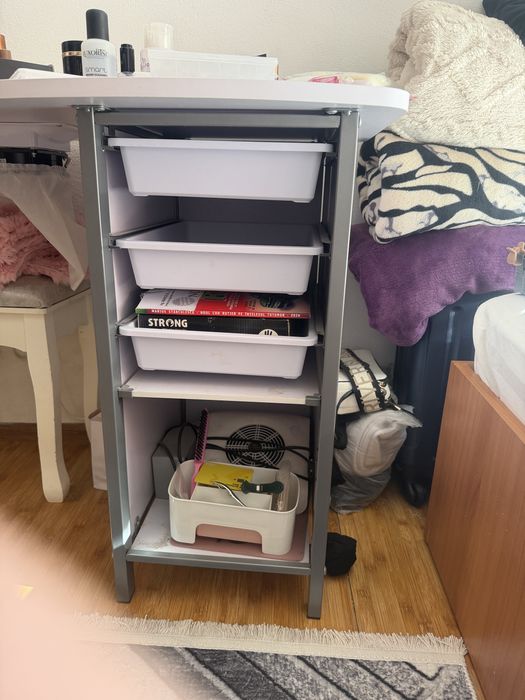 Masa pentru unghii , + aspirator + toate produsele necesare pentru unghii
