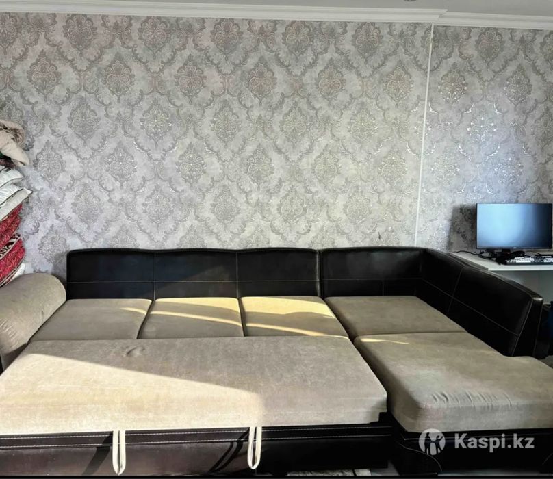 Диван черного цвета