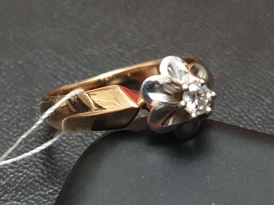 Кольцо с бриллиантом