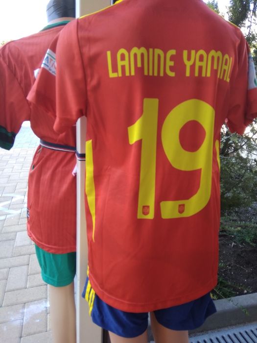 Футболни екипи и чорапи