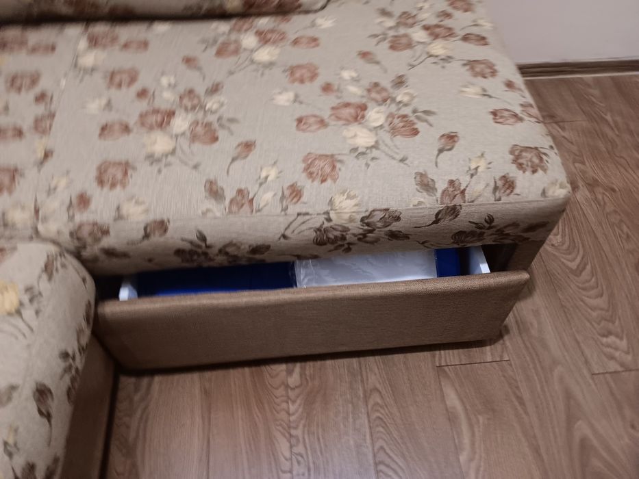 Продавам ъглов диван,изглежда като нов. Много запазен.