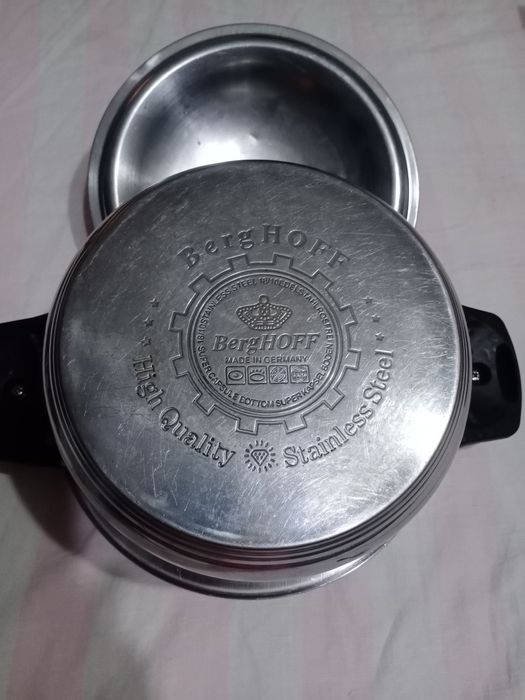 Кастрюли 1 алюминиевая и одна нержавка,формы для кекса и печенья