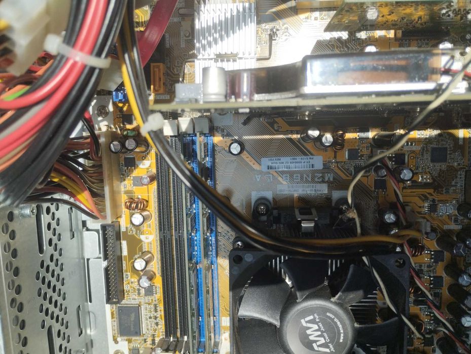 лаптопи и два настолни компютъра