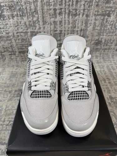 Sneakers Jordan4 Frozen Moments cu eticheta (nu Nike, Gucci, Adidas, Balenciaga)
