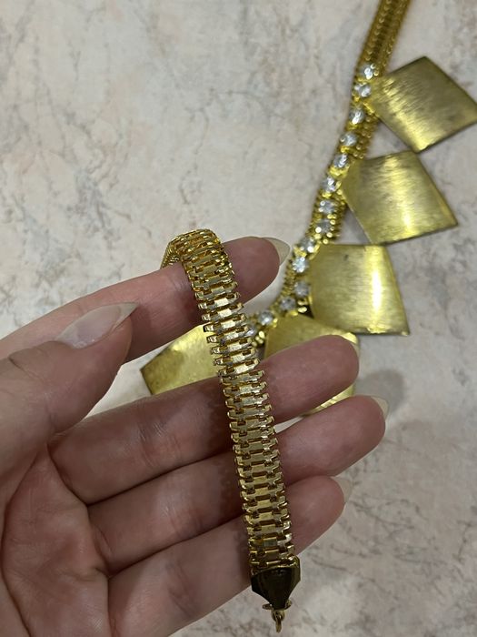 Колье золотистого цвета