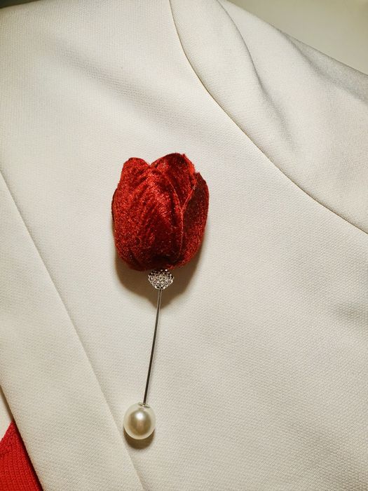 Broşǎ lalea rosu burgund