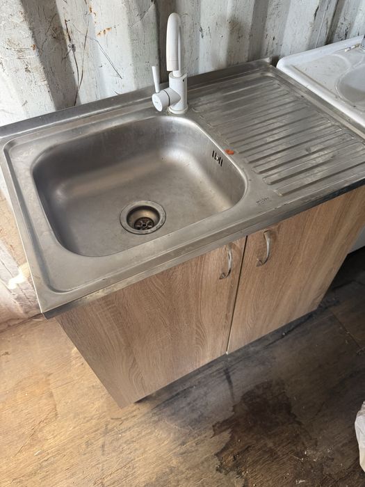 Умывальник со смесителем