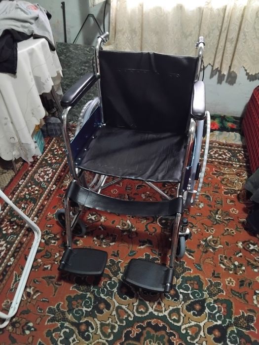 Scaun cu rotile  nou..