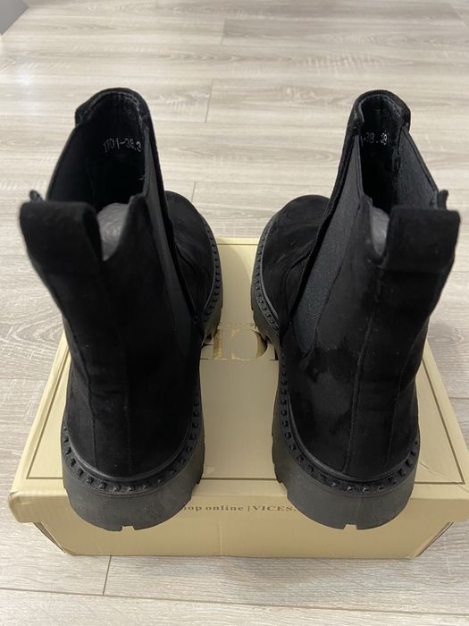 Ghete botine negre marca Vices marimea 38 piele întoarsa