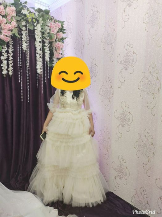 Oqshom libosi sotiladi