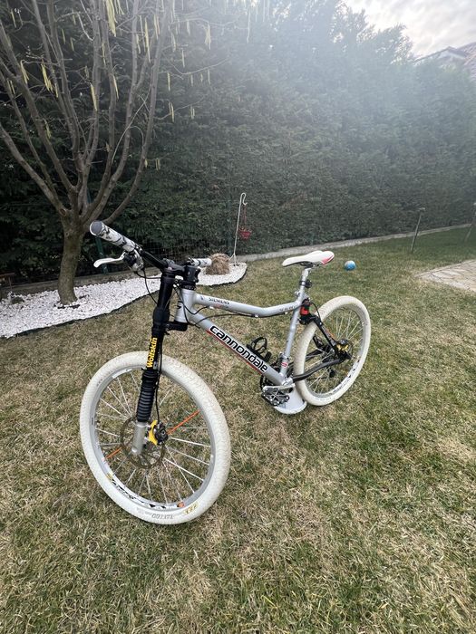 Bicicleta full-suspension Cannondale