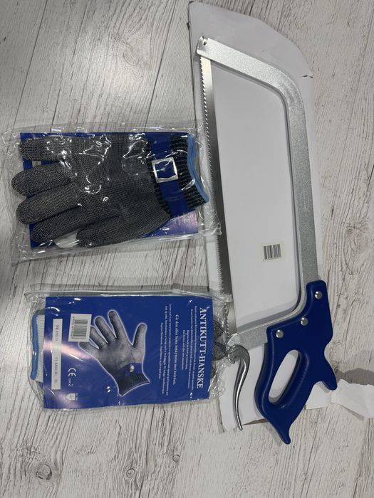 Doua Manusi protectie macelarie si un fierastrau