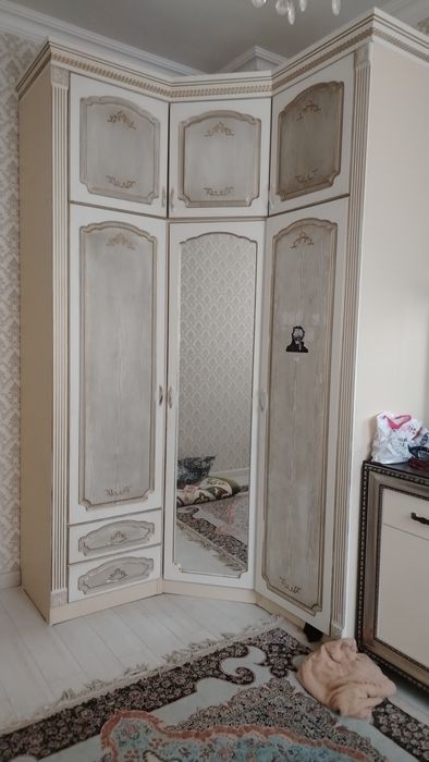Угловой шкаф сатылады. Тумба