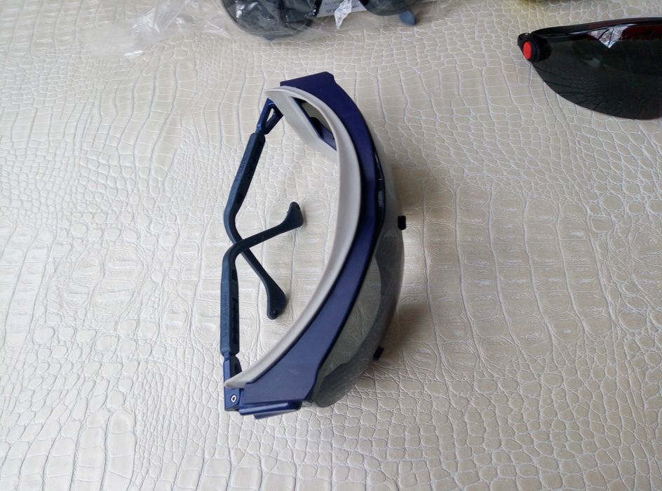 Затемнённые очки с защитой.