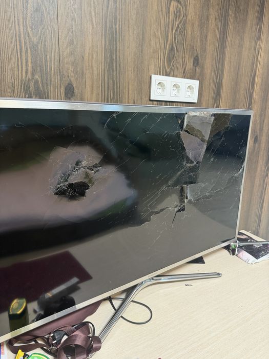 Телевизор с разбитым экраном