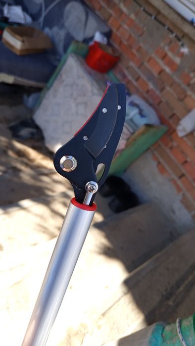 Акумолаторен трион и лозарска ножица  с дължина  1 метър