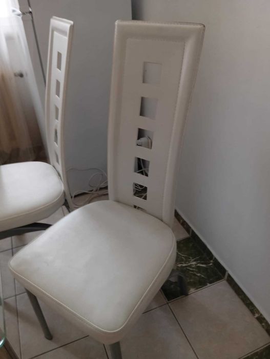 Кухненски стол - бяла изкуствена кожа и метален корпус - налични 2 бр.