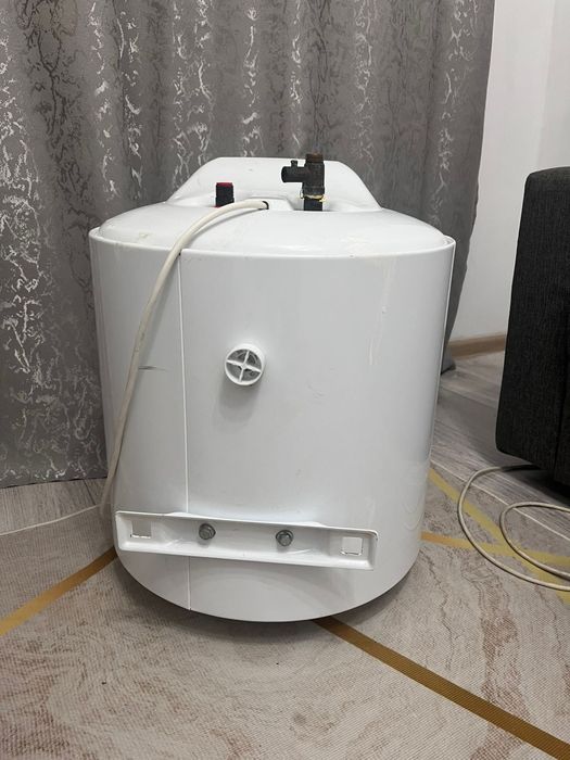Продам водонагреватель Ariston 50л