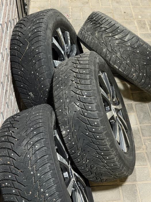 Продам зимние шины с дисками 225/60 R17