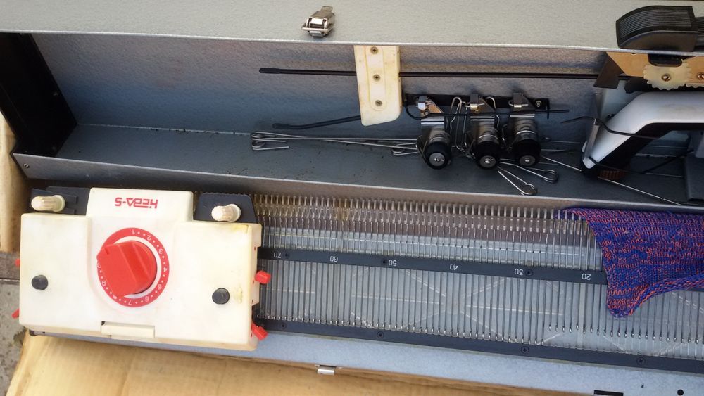 Продаю машинки вязальные. Нева 5.