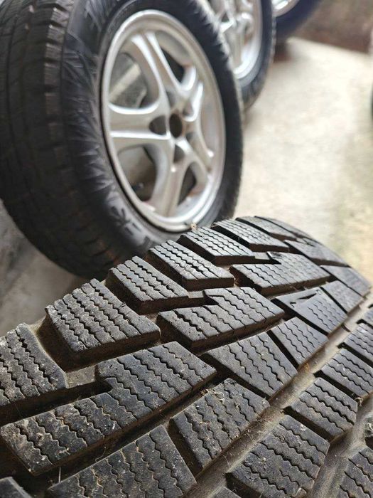 Продавам комплект от 5 зимни гуми 215/70 R16, монтирани на джанти.