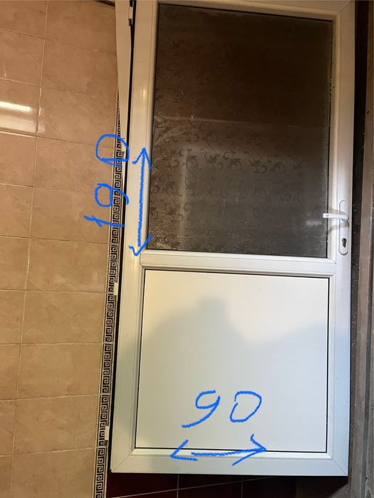 Пластиковый дверь в отличном сост.