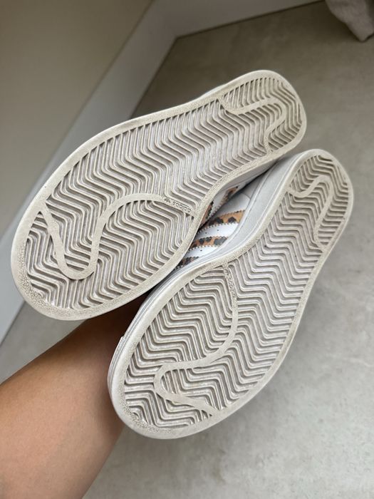 Суичър и маратонки, Adidas