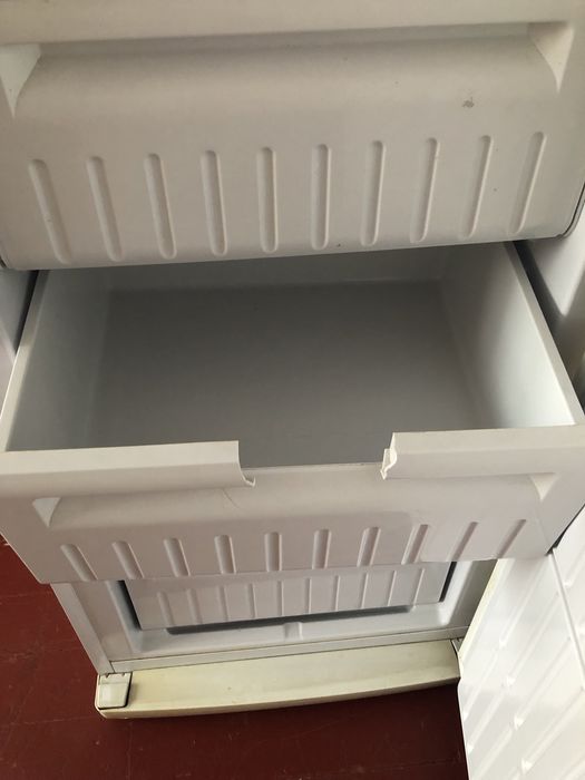 Продам морозилку Indesit