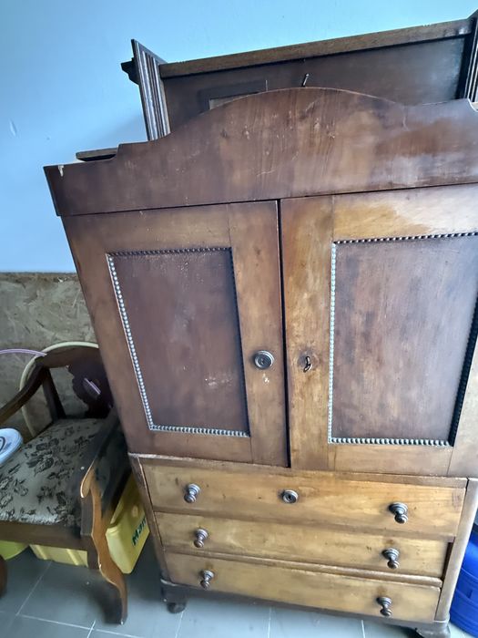 Dulap vechi din lemn .