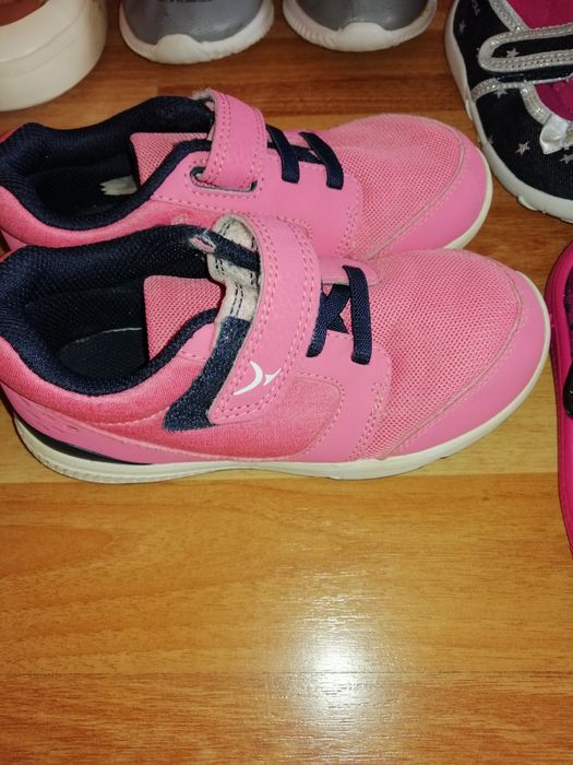 Различни размери маратонки и пантофки